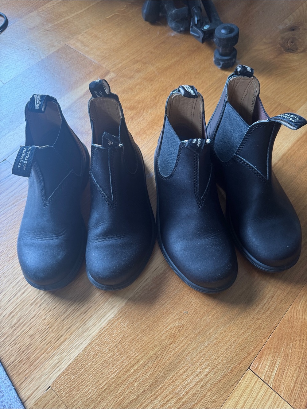 Blundstone Black Chelsea Ankle Boots with Tan Pull Tabs - Picture 2 of 7